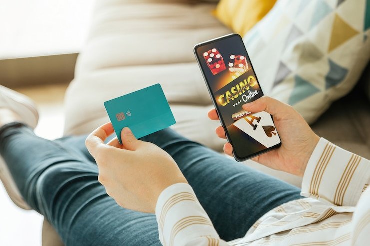Pengguna membaca syarat promo mobile